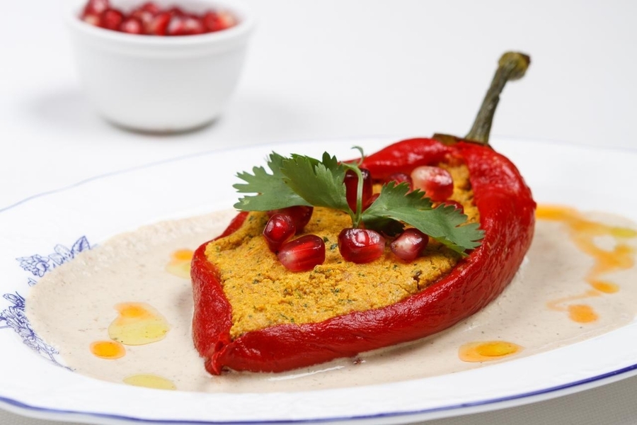 Перец фаршированный овощами с орехами