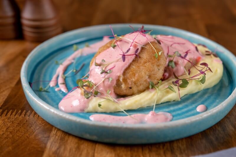 Щучьи котлеты с икорным соусом и пюре