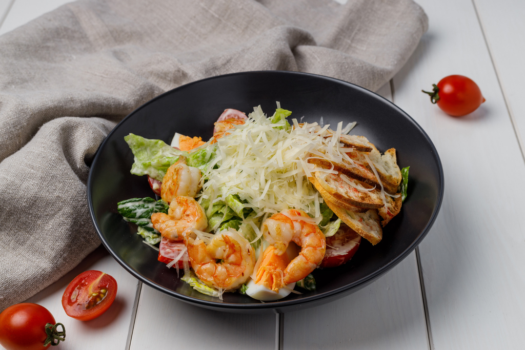 Цезарь с тигровыми креветками