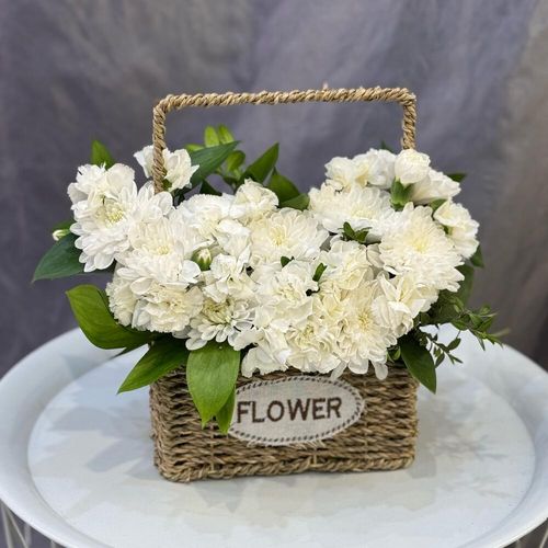 Букет в корзинке: хризантемы, гвоздики, рускус (к1427)