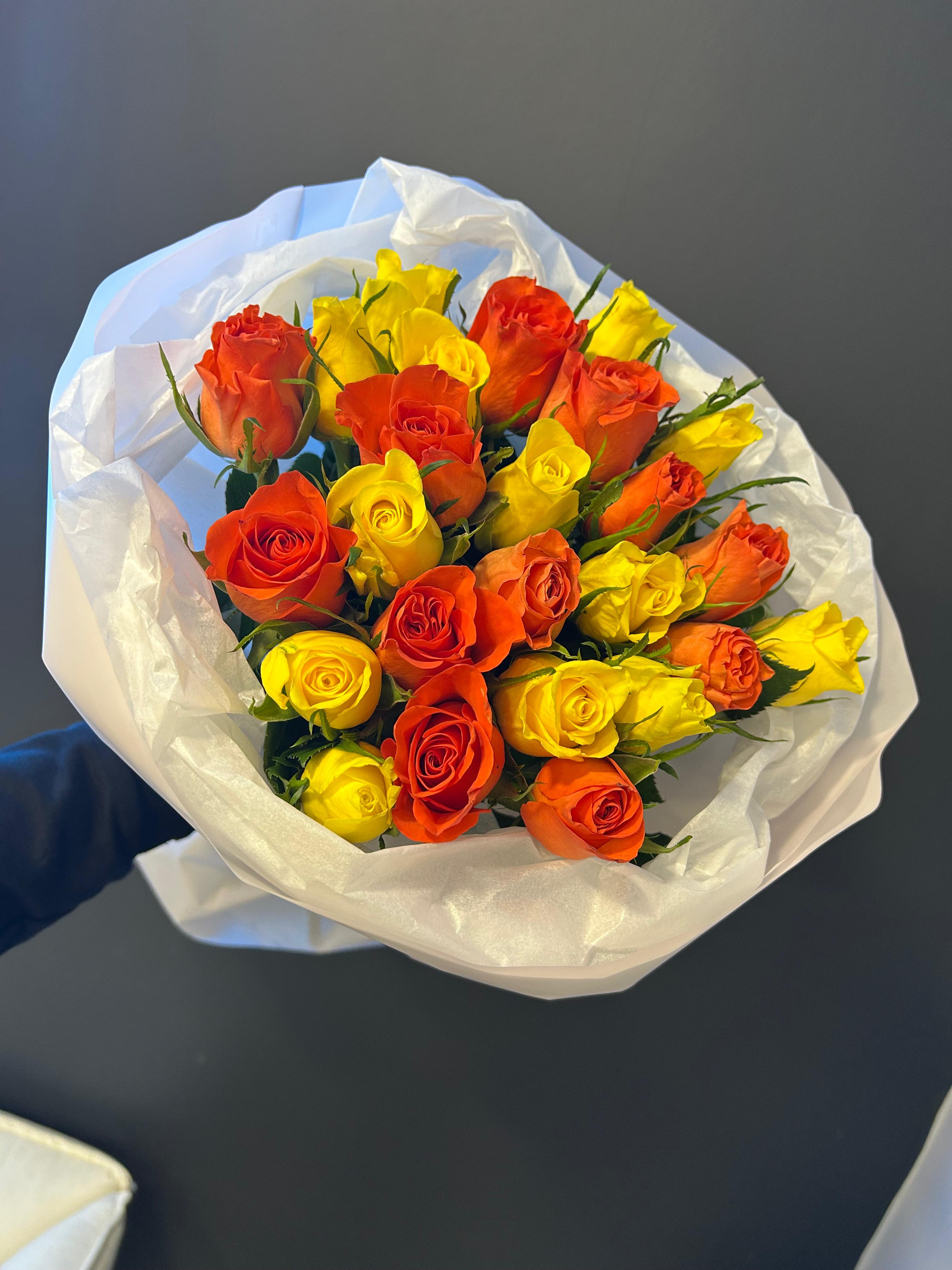 Букет микс из 25 желто оранжевых роз