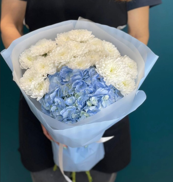 Букет хризантем с гортензией