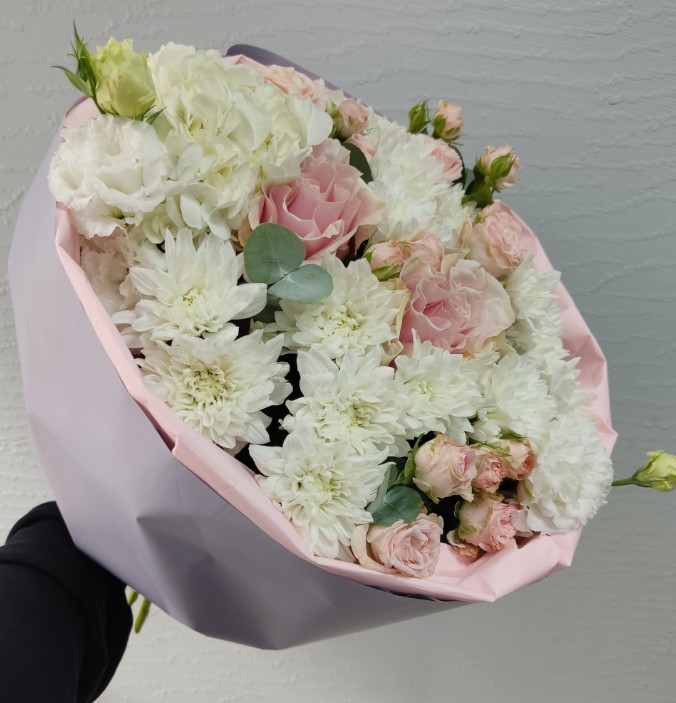 Букет с гортензий, розами и хризантемой