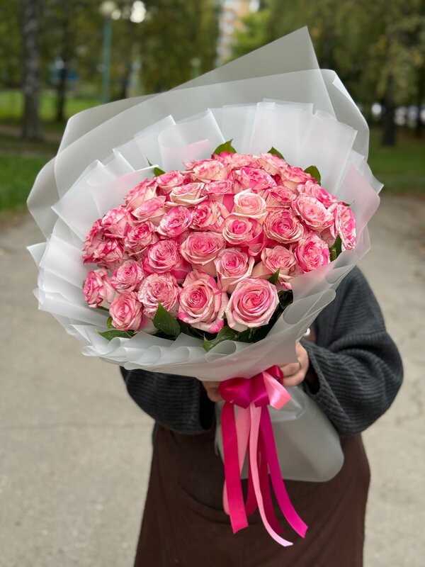 Букет из 37 голландских роз в стильной упаковке