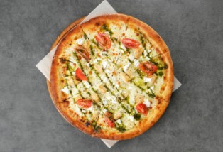 Пицца с цыпленком и соусом песто