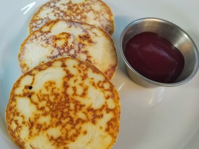 Оладушки с клубничным джемом