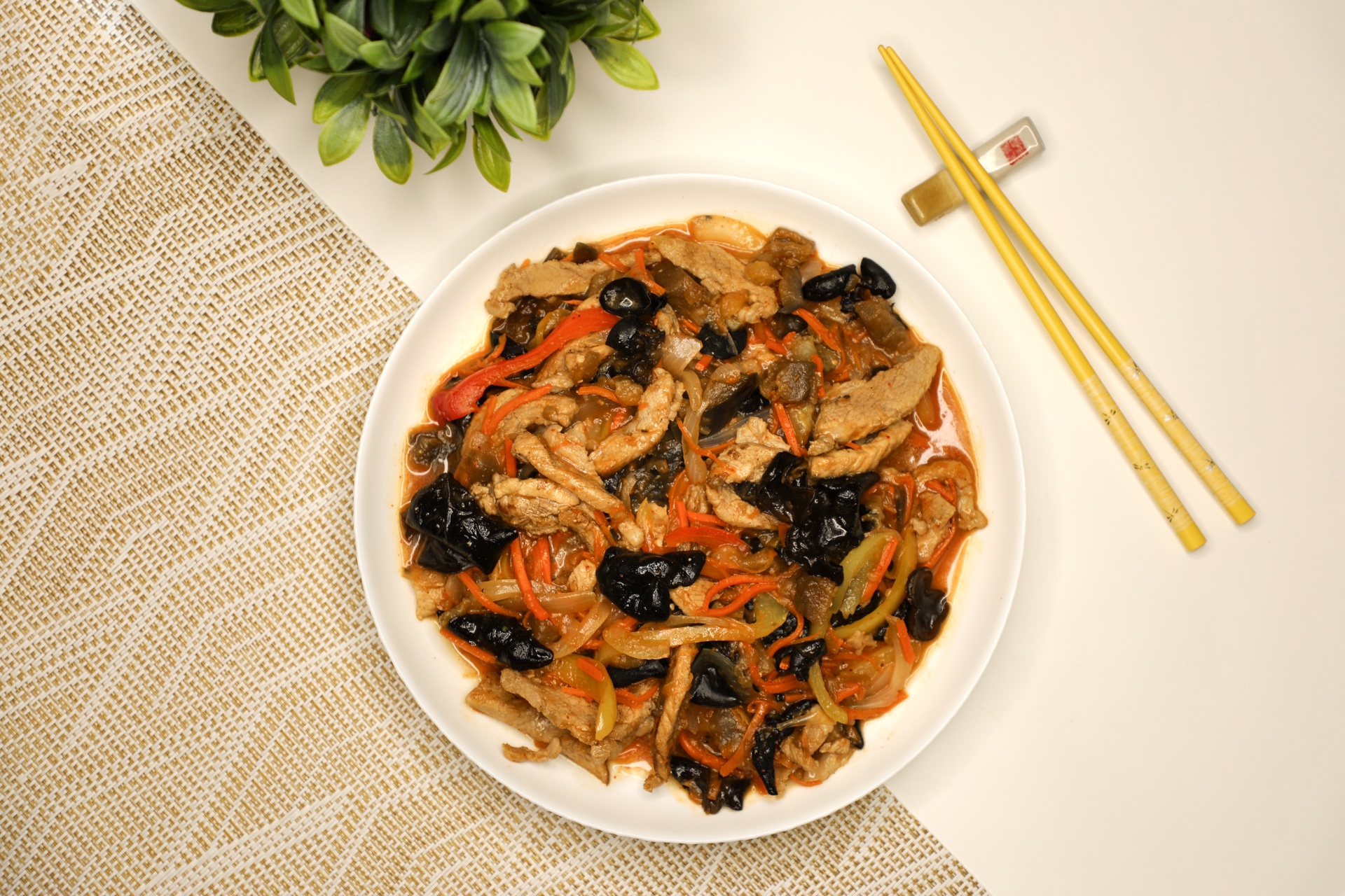 Тушенные баклажаны с мясом и овощами