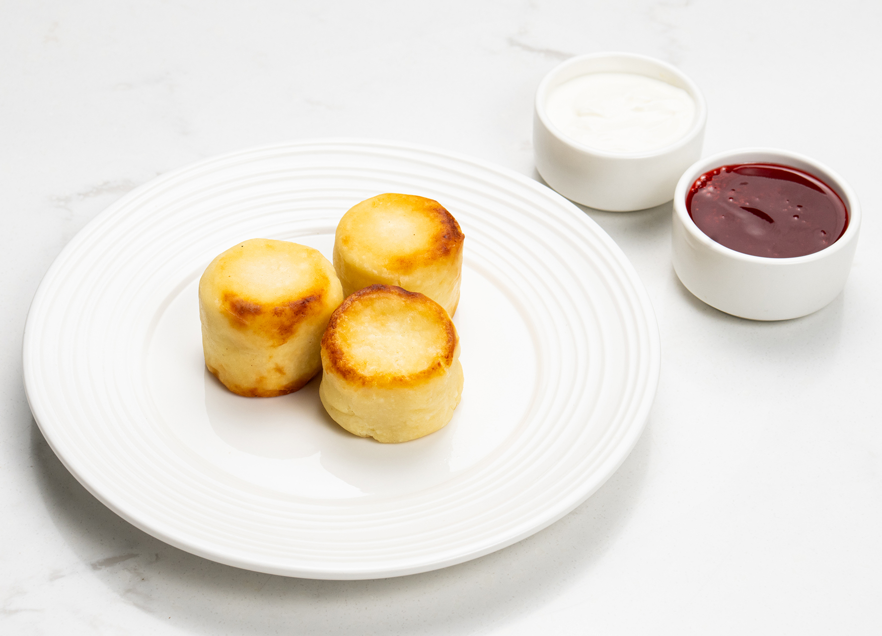 Сырники со сметаной и джемом