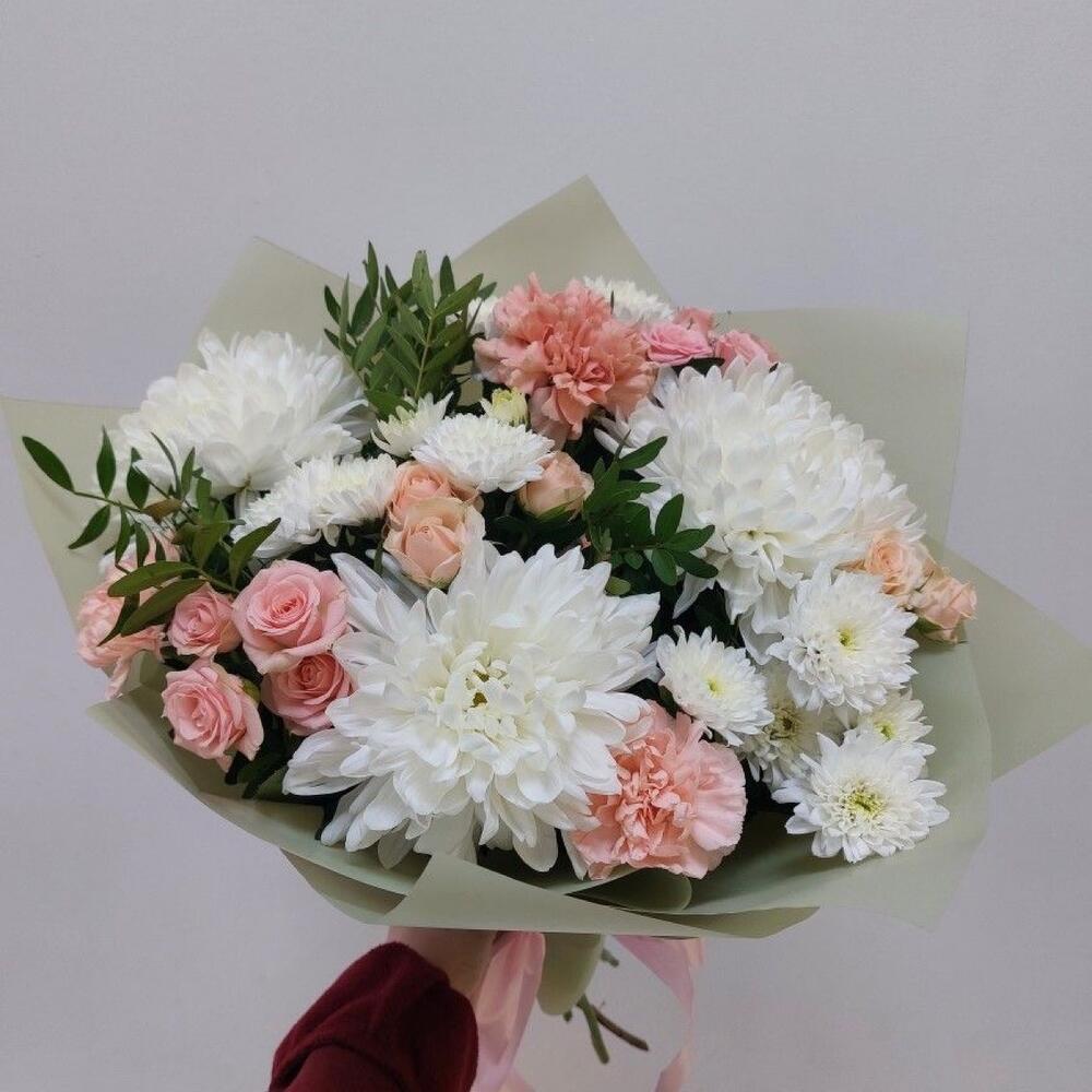 Букет из кустовых роз и белых хризантем