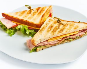 Сэндвич с беконом и ветчиной