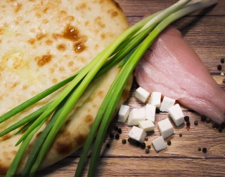 Осетинский пирог с курицей, сыром и зеленым луком 1000г
