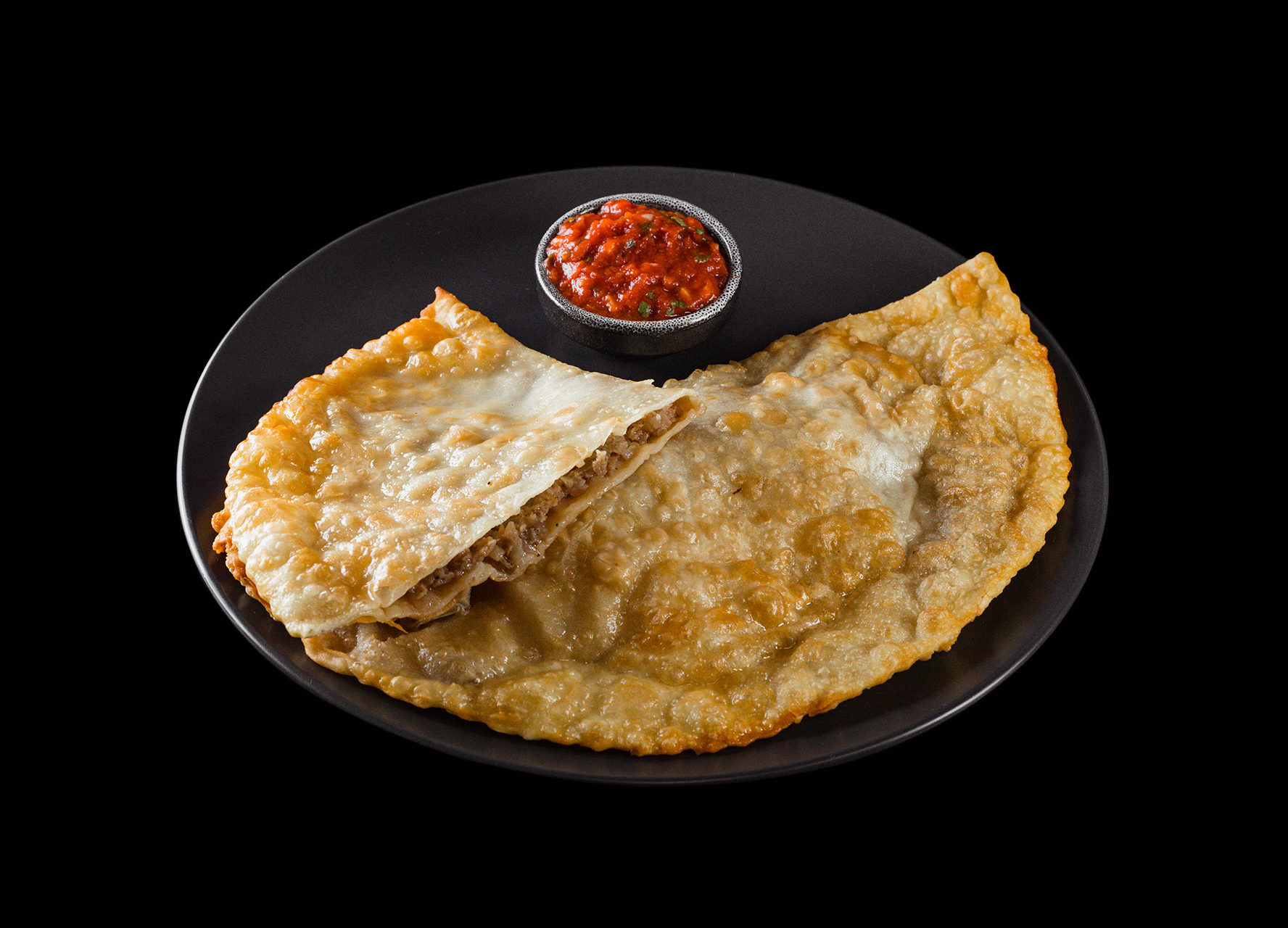 Чебурек с мясом и соусом аррива