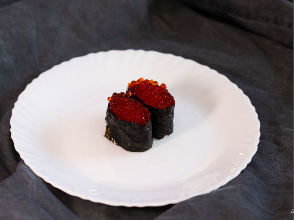 Гункан с красной икрой
