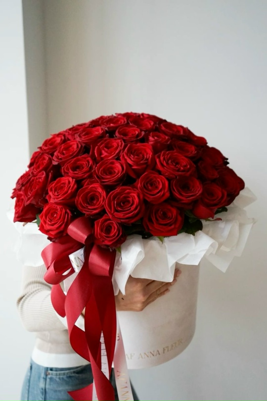Красные розы в шляпной коробке лав