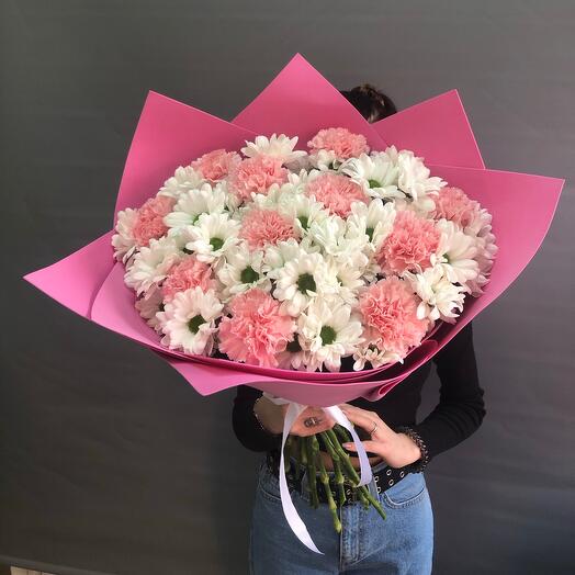 Букет хризантем с розовыми диантусами
