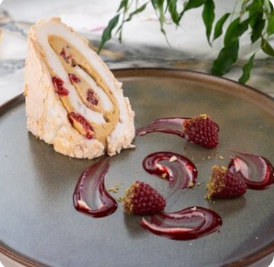 Меренговый рулет со свежей малиной и фисташками