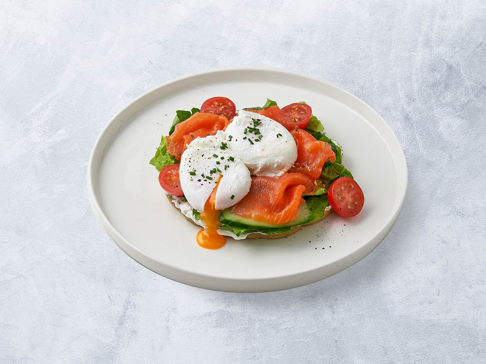 Завтрак с форелью, крем-чиз и яйцом пашот.