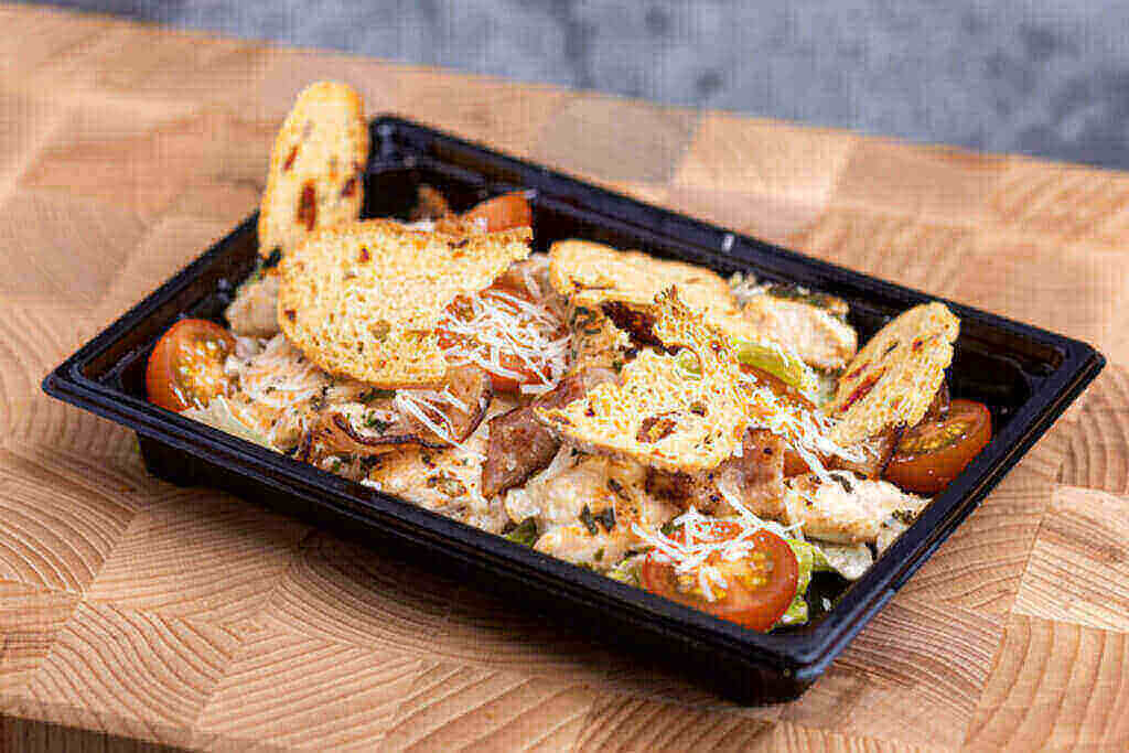 Салата Цезарь с курицей