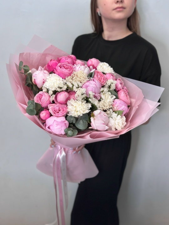 Букет с пионами ,пионовидными кустовыми розами ,диантусами ,старицей и эвкалиптом