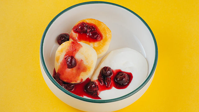 Сырники с вишнёвым чатни и крем-чизом