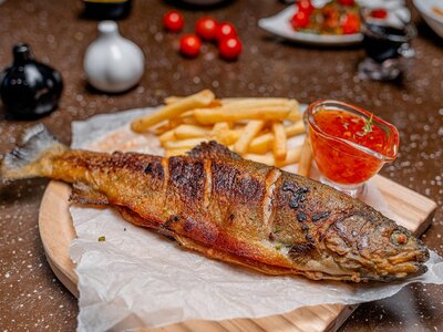 Форель с картофелем фри