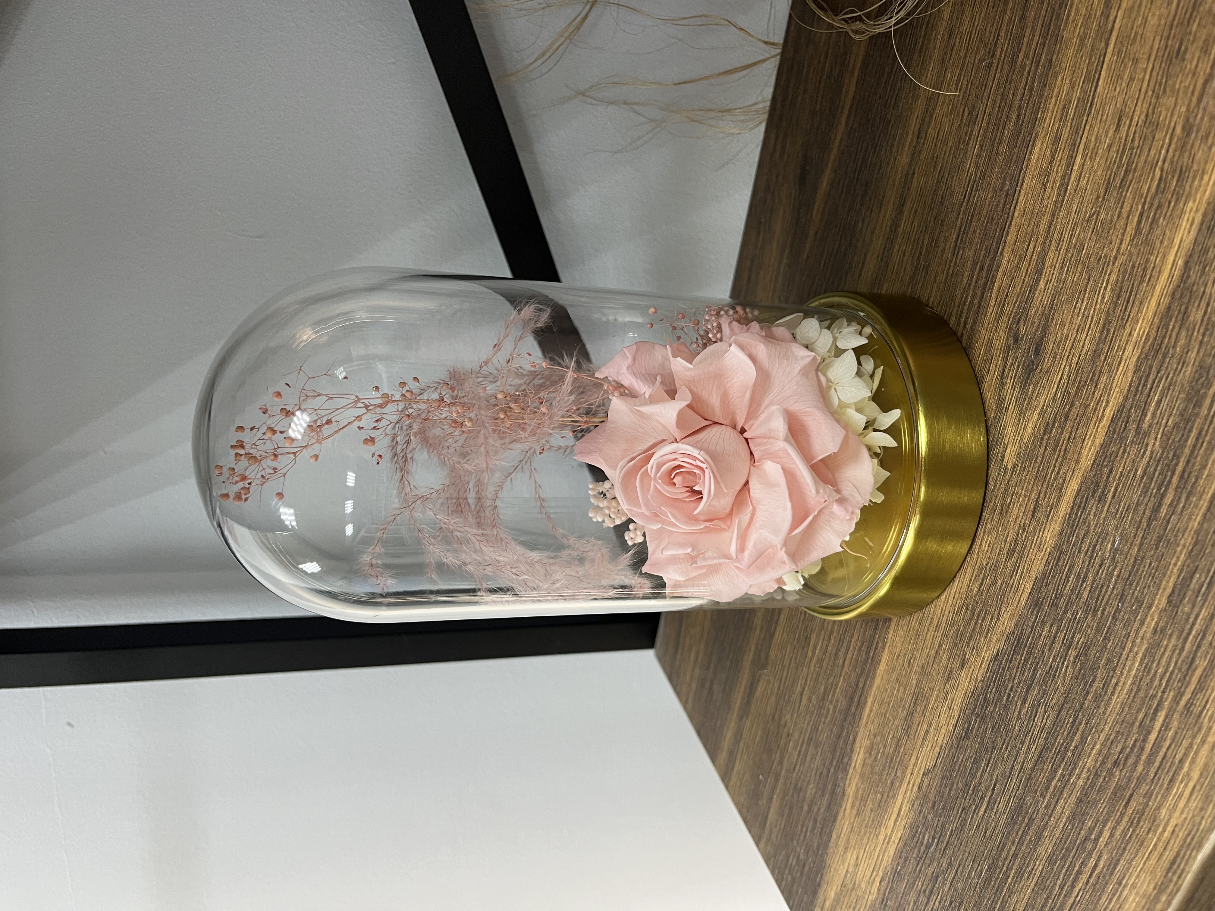 Клош с белой розой и сухоцветами