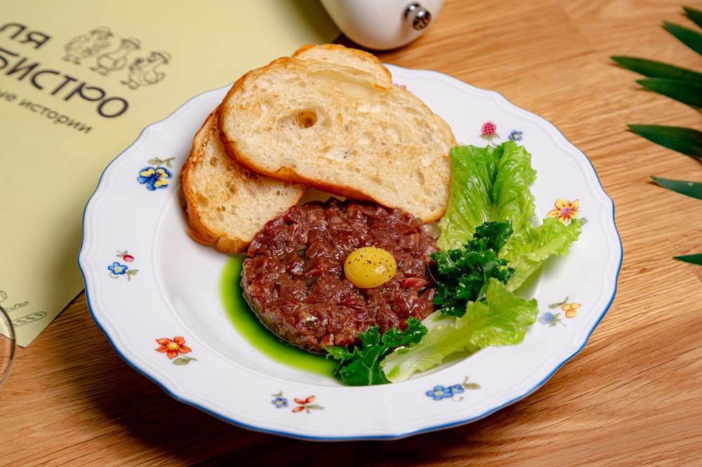 Классический тартар из говядины с чиабаттой