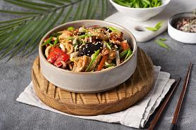 Чоу мейн с цыплёнком и имбирным соусом