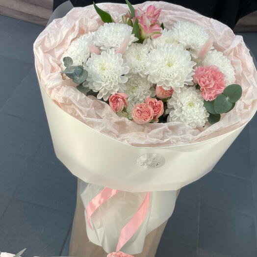 Хризантемы с кутовыми розами и с диантусом 