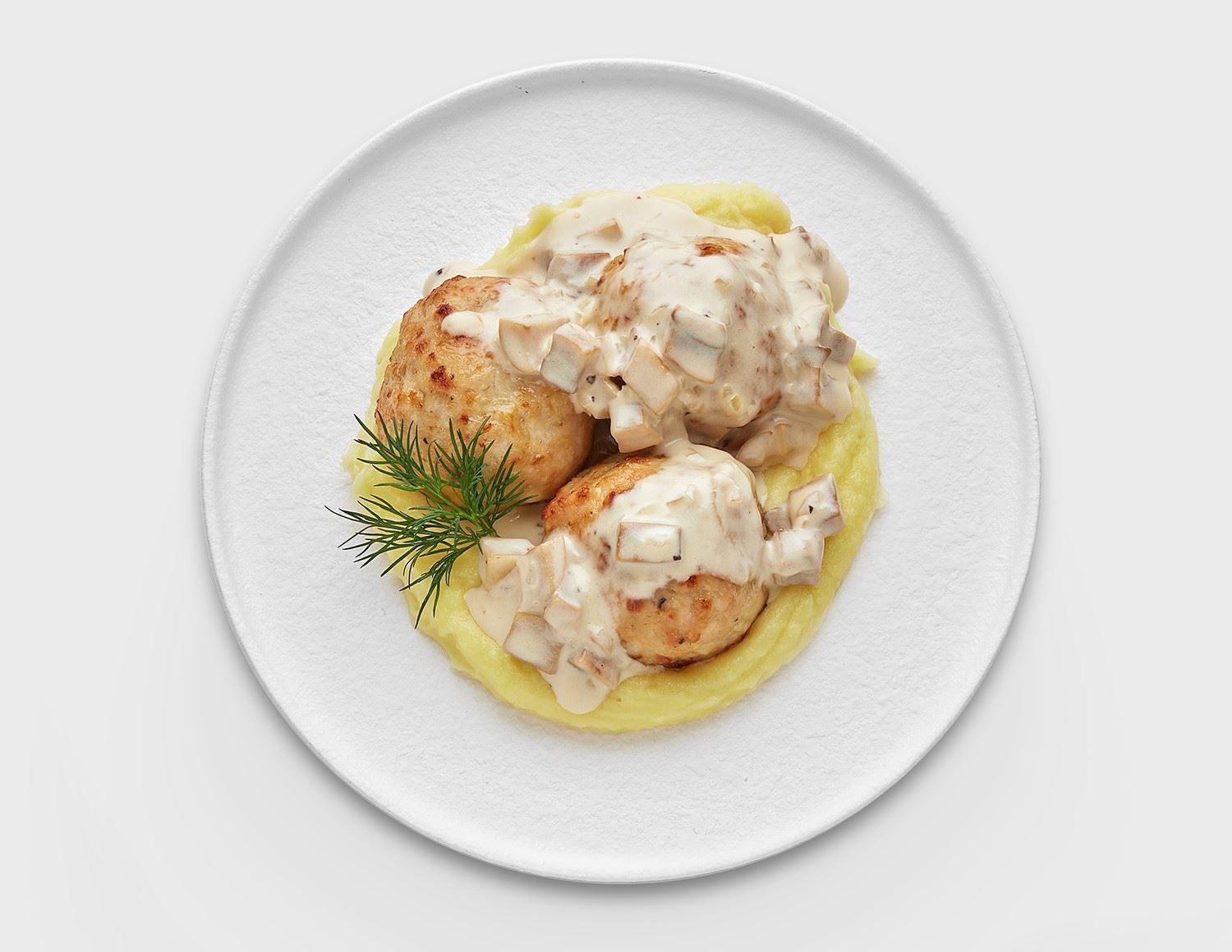 Куриные биточки с грибным соусом с пюре