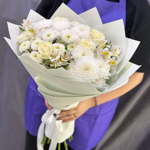 Букет цветов из хризантем и белых роз (б1788)