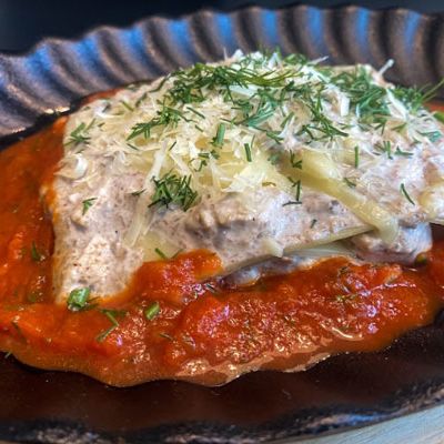 Сливочная лазанья с курицей и грибным соусом