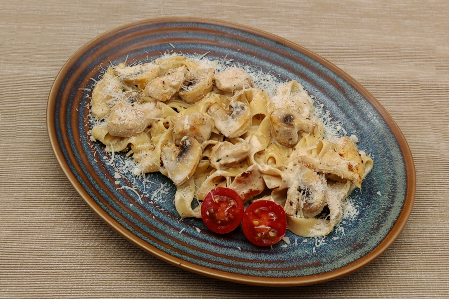 Паста фетучини с курицей и грибами