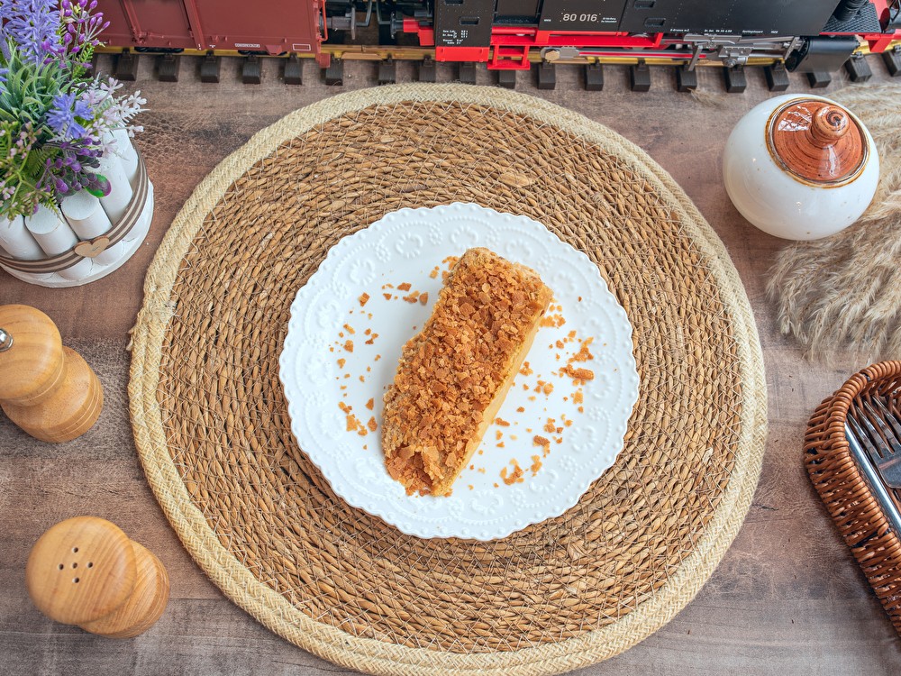 Медовик с хрустящей вафельной посыпкой