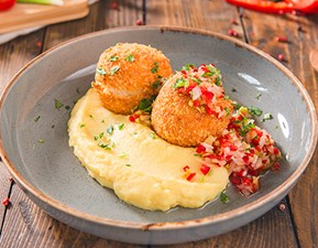 Куриные крокеты на картофельном пюре