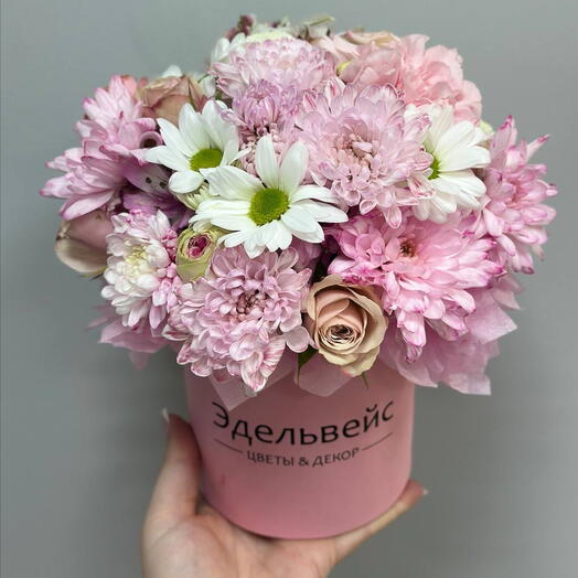 Цветы в коробке розовой