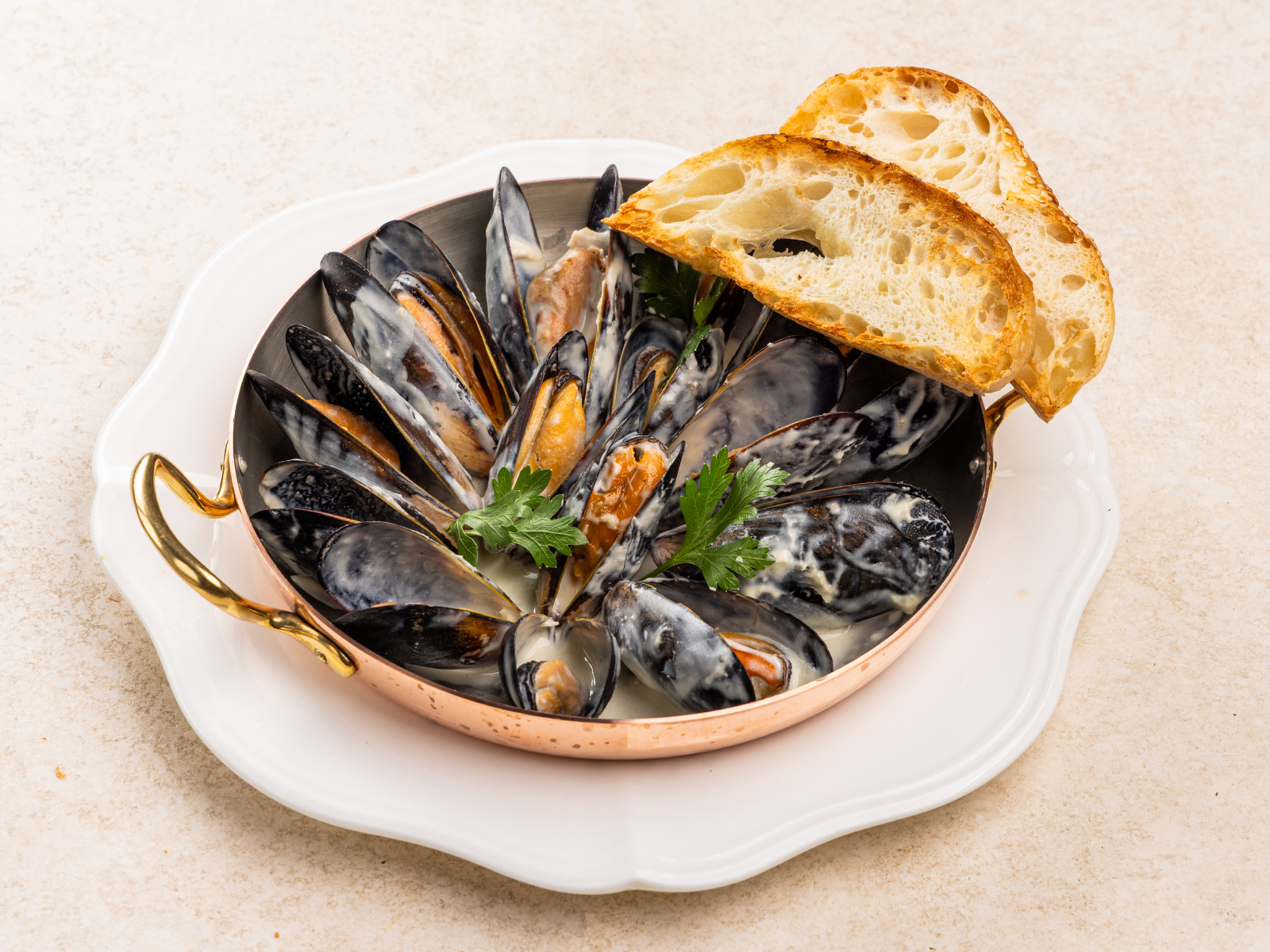 Мидии в соусе блю-чиз