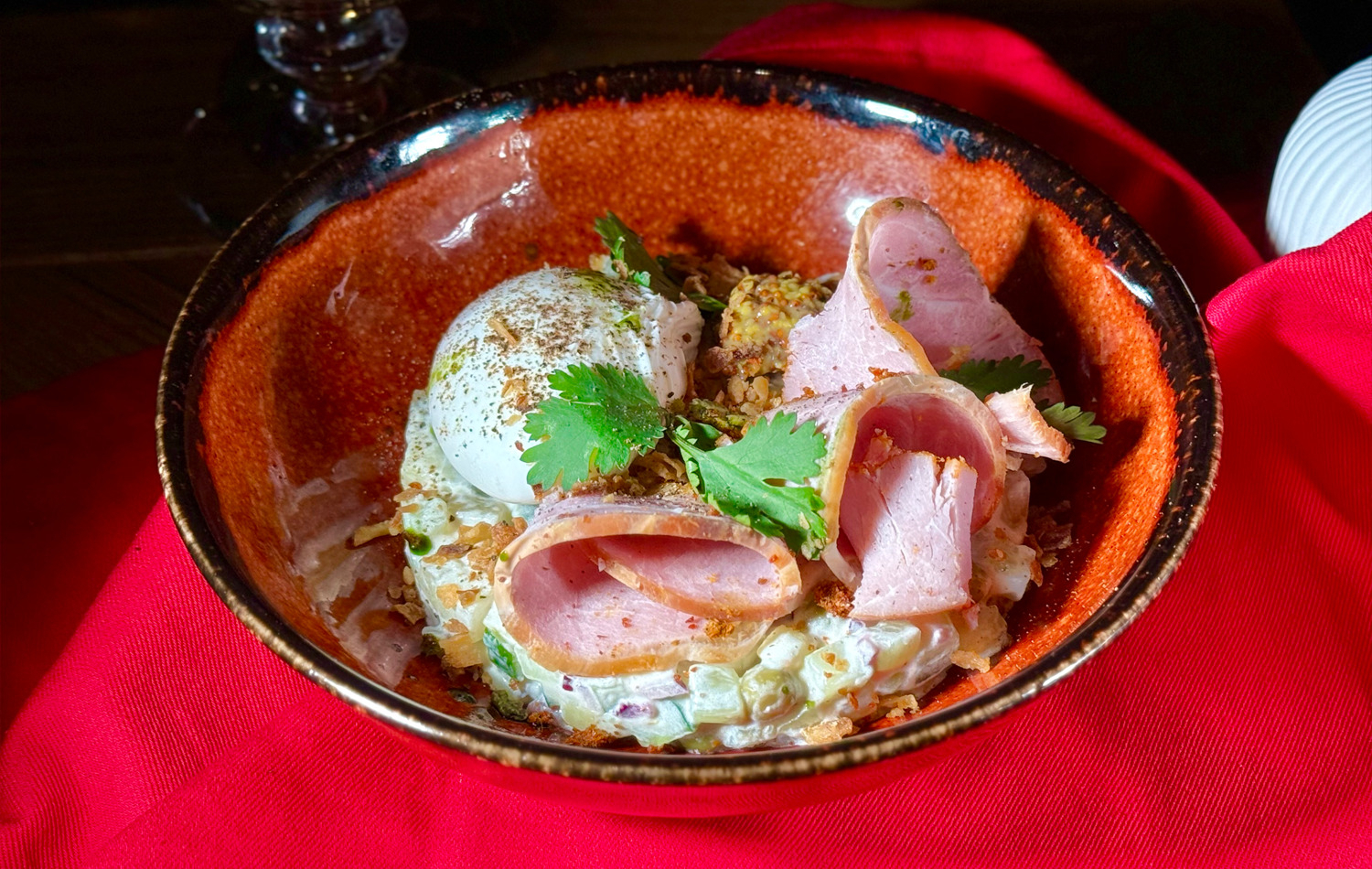 Оливье с копчёным окороком и яйцом пашот