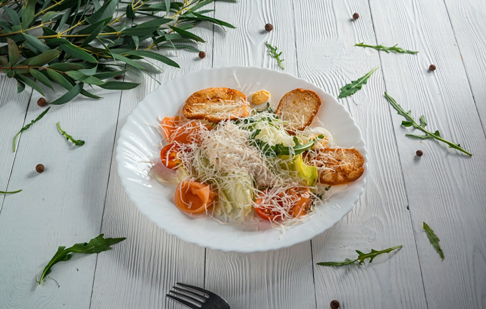 Салат «Цезарь с лососем»