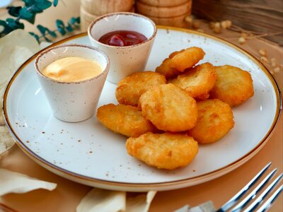Куриные наггетсы с сырным соусом