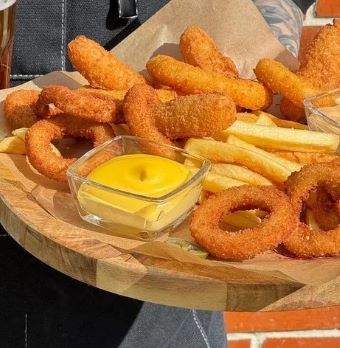 Закуска к пиву с сырным и спайси соусом