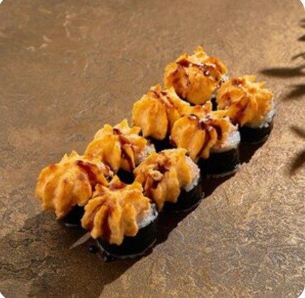 Запеченный ролл с острым крабом под сырным соусом