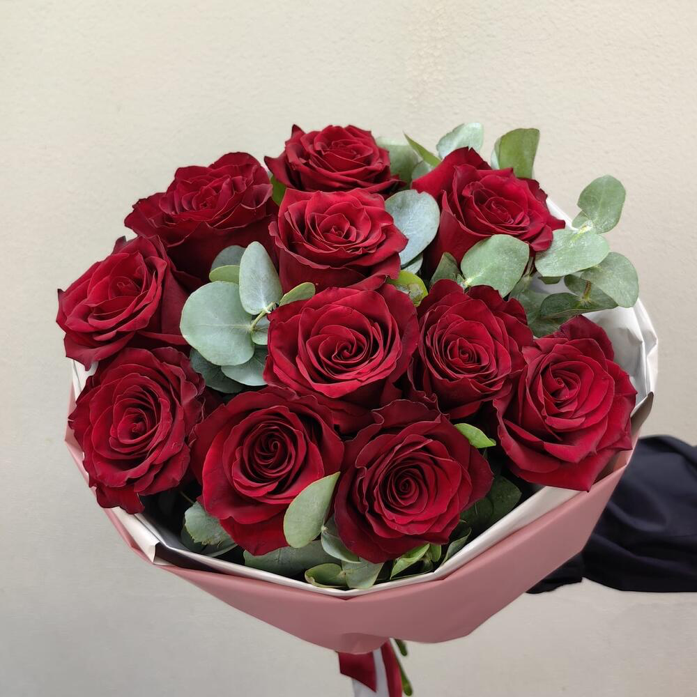 Монобукет из красных роз и эвкалипта для мамы (код 3)