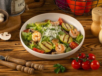 Салат с тигровыми креветками