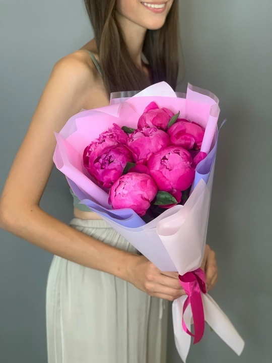 7 пионов фуксия