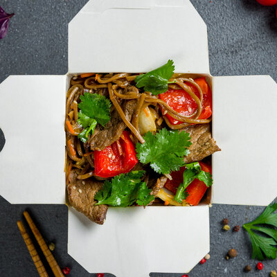 Wok по-китайски с говядиной и лапшой соба