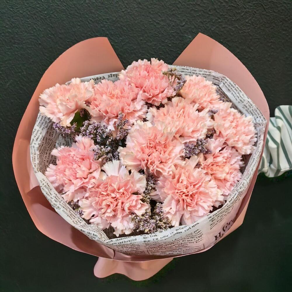 Монобукет из 11 нежных гвоздик и лимониума (код 261)