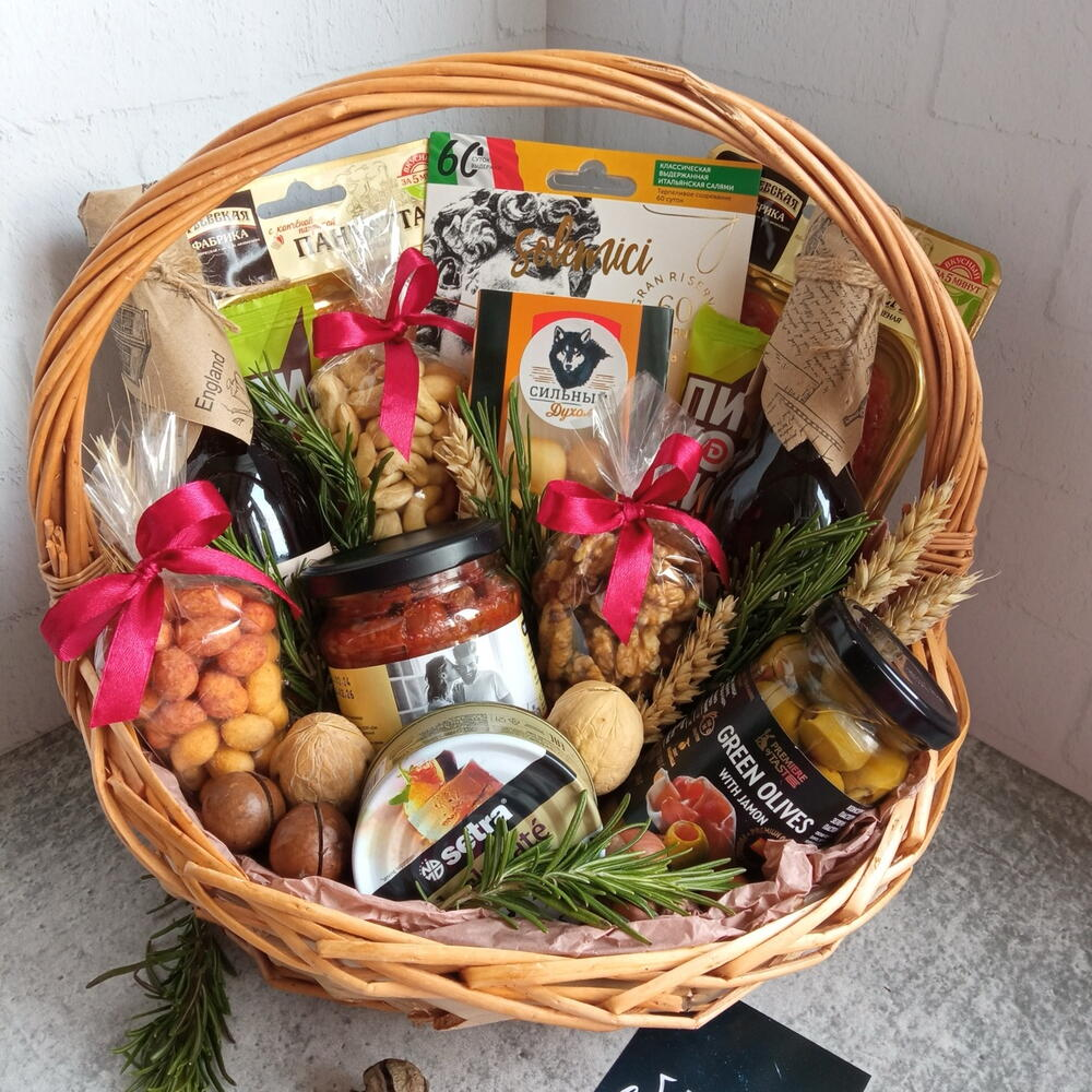 Подарочная корзина сыры орехи оливки паштет