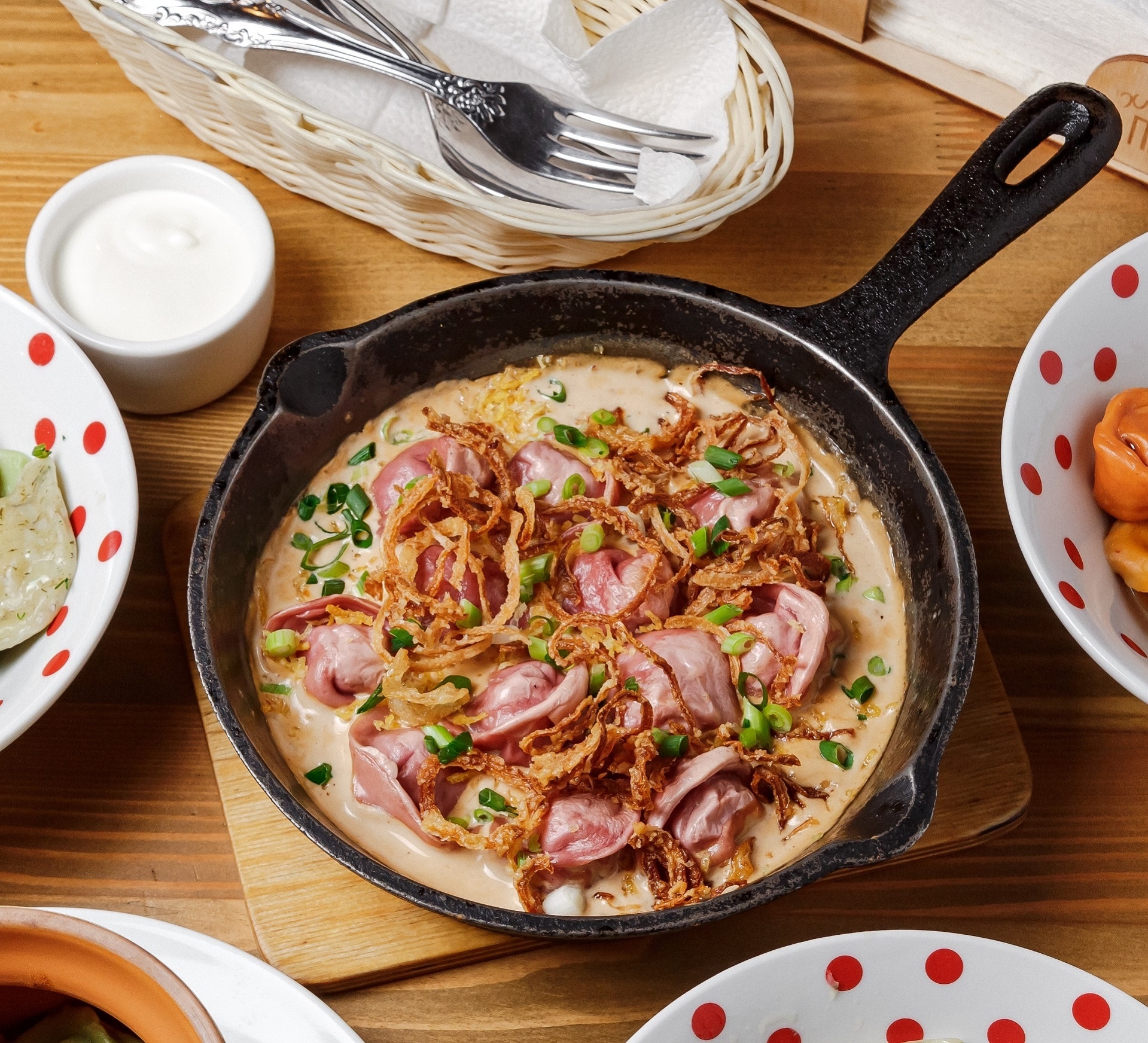Запеченные пельмени из мяса птиц в перечно-сливочном соусе