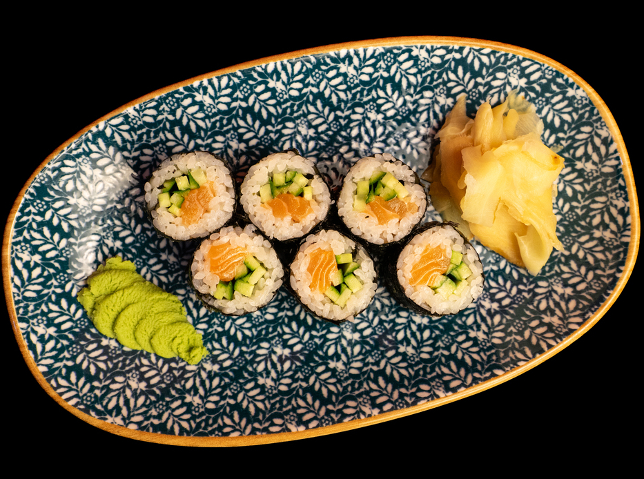 Маки ролл с лососем и огурцом